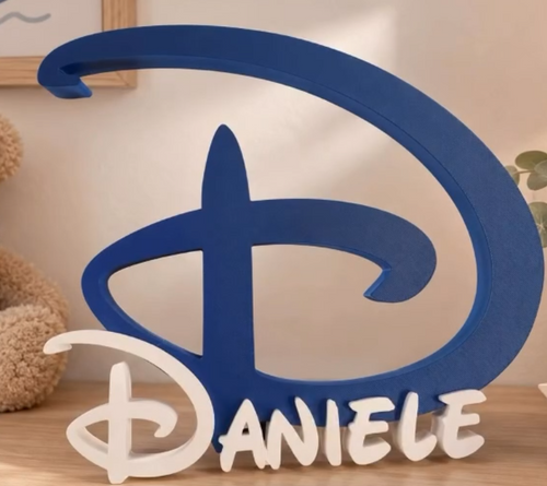 Esempio Daniele: nome bianco con iniziale blu su una mensola